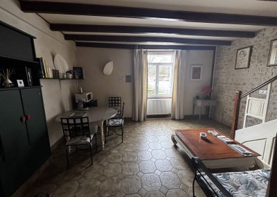 petit salon maison d’hôtes Charente avec micro-ondes et réfrigérateur